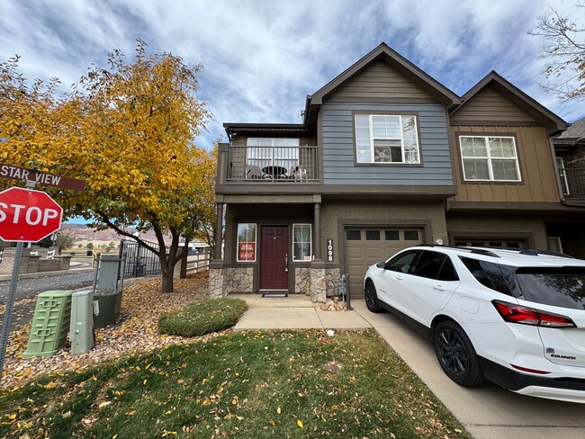 Primary Photo - Stunning 3 Bed 3 Bath Townhouse Located Ne...