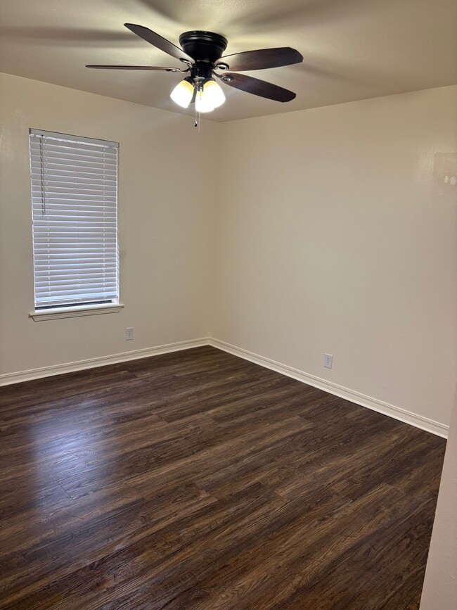 Building Photo - 5234 E Woodhaven Dr