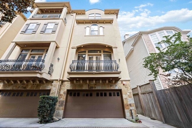 Building Photo - Balconies of Bomar