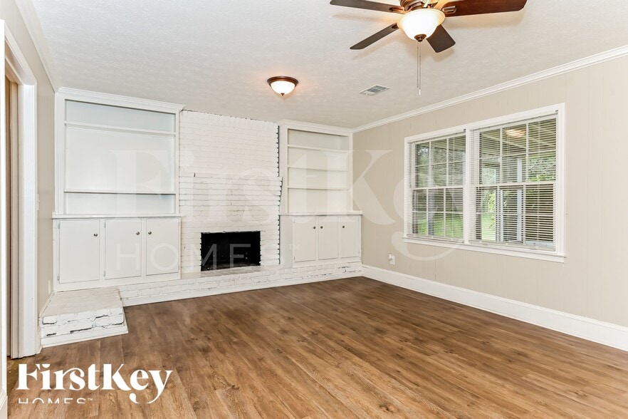 Building Photo - 2264 Country Club Dr SE