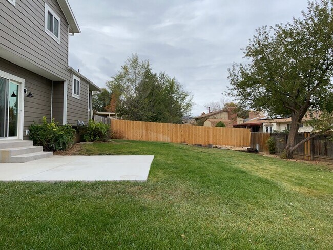 Building Photo - Spacious West-Side Tri-Level Home