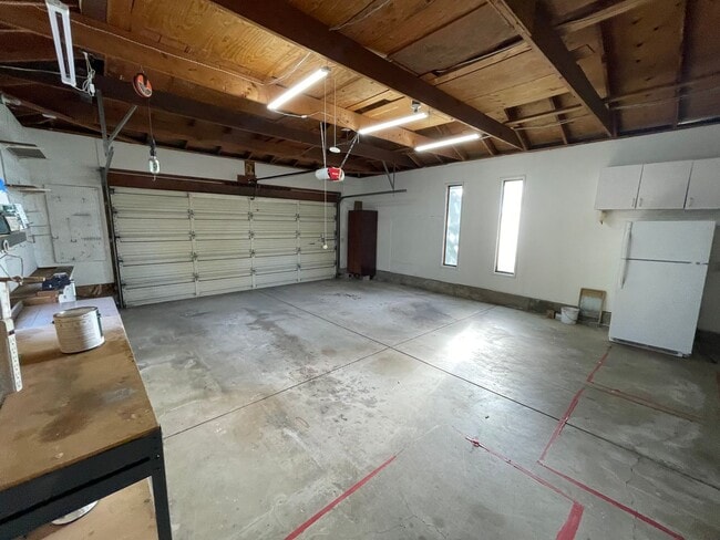 Building Photo - Spacious three bedroom home in desirable Windsor neighborhood!