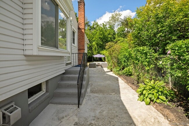 Building Photo - 25 Maple Ave