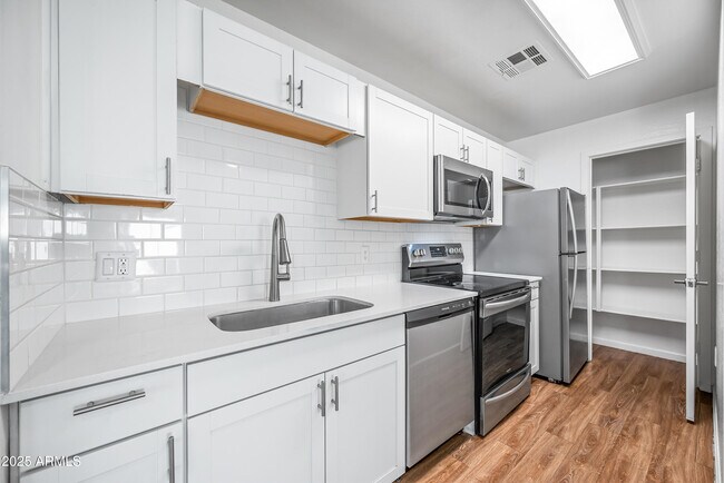 Building Photo - 3065 N 67th Ave