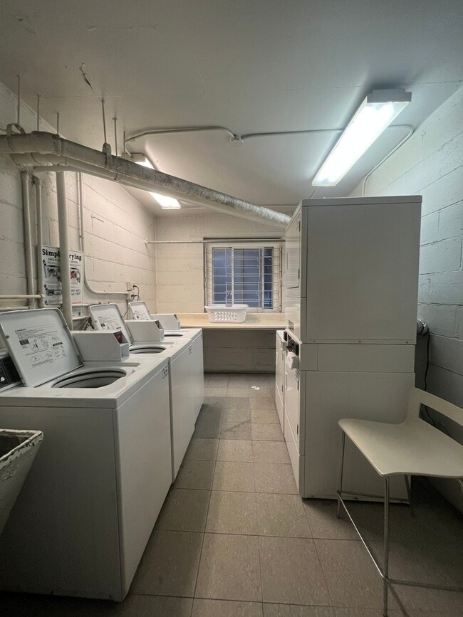 Building Photo - 736 W Buena Ave