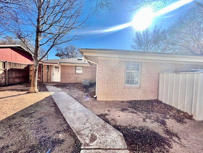 Building Photo - Beautiful spacious brick home! Must see!