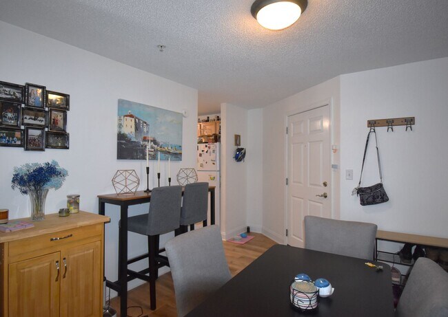 Building Photo - Reduced! Impeccably Maintained, Move-in Re...