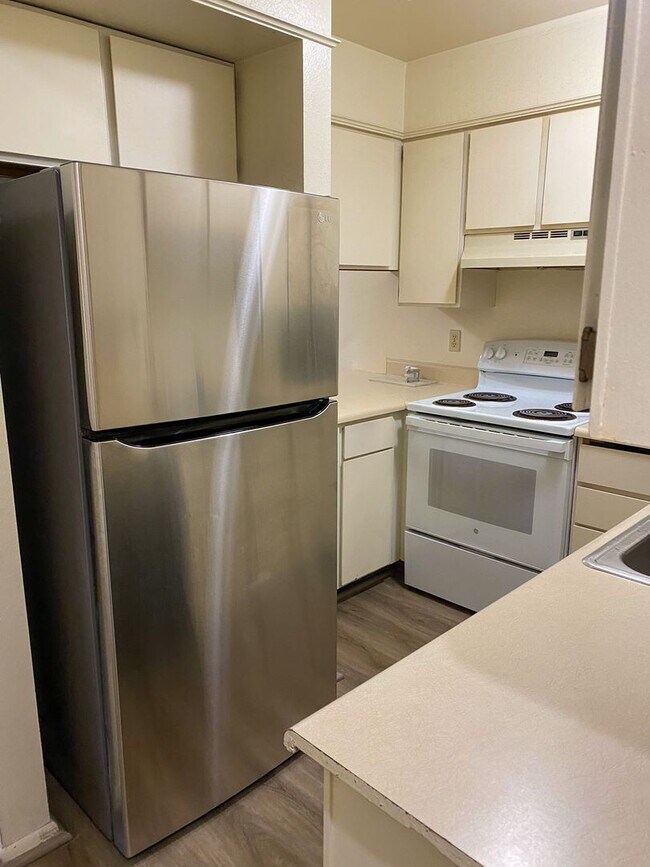 Building Photo - Cozy 2 Bedroom Apartment