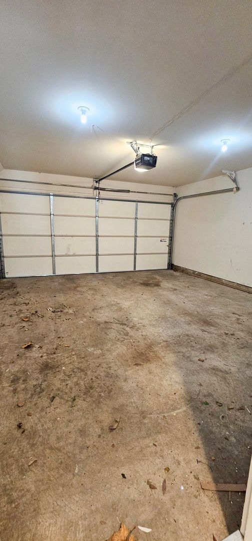 Building Photo - Beautiful And Spacious 3 Bed 3.5 Bath Bric...