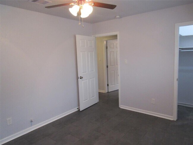 Building Photo - 7719 Hirsch Rd