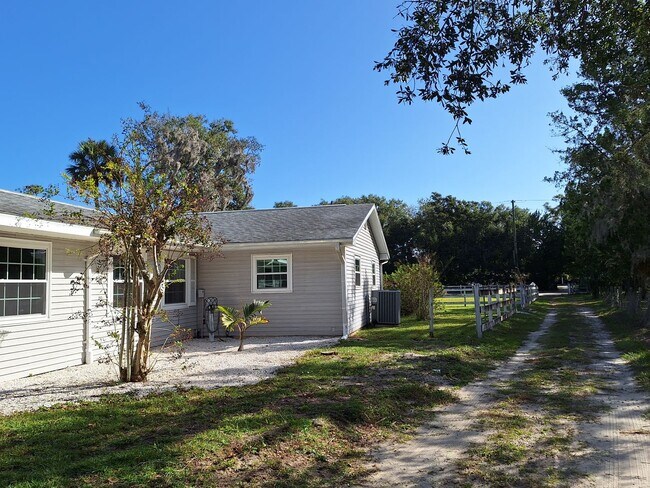 Building Photo - NEW SMYRNA BEACH MONTHLY WINTER RENTAL - P...