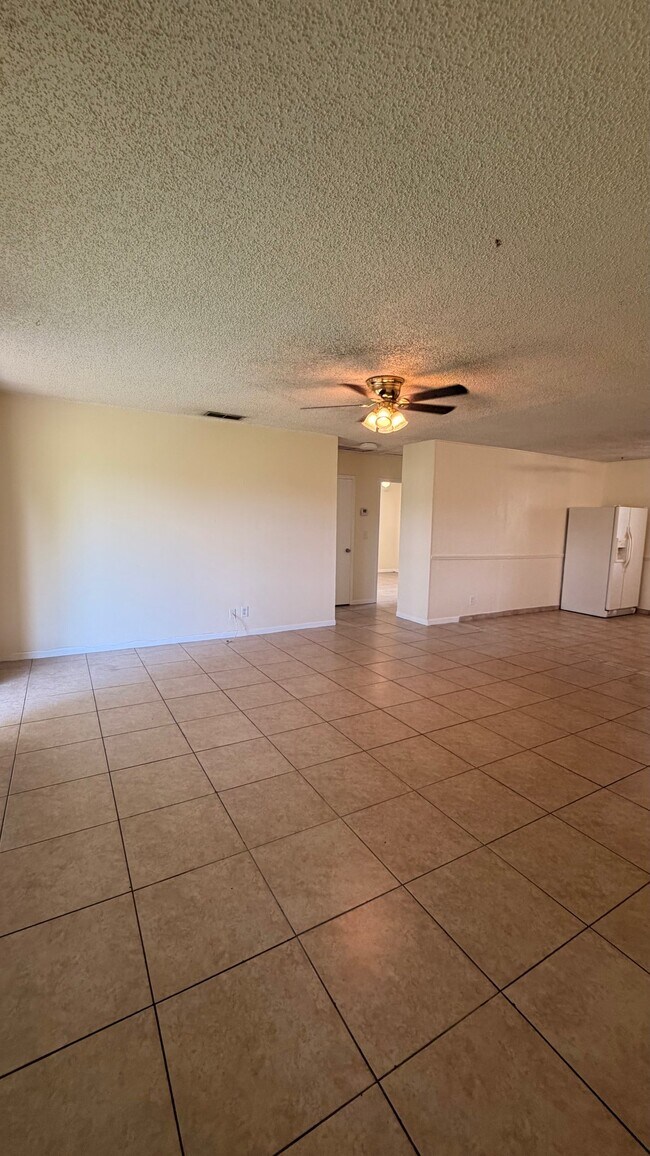 Building Photo - 1584 E Breezy Ln