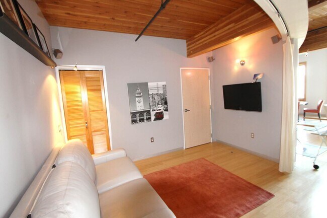 Building Photo - Rare Loft Style Condo, Huge Windows, High Ceilings, 1.5BR/2BA/3 Stories, Perfect Location!