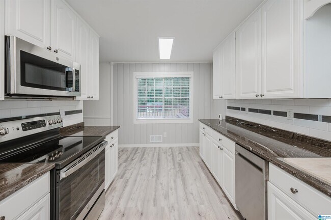 Building Photo - 1440 Hickory Ln