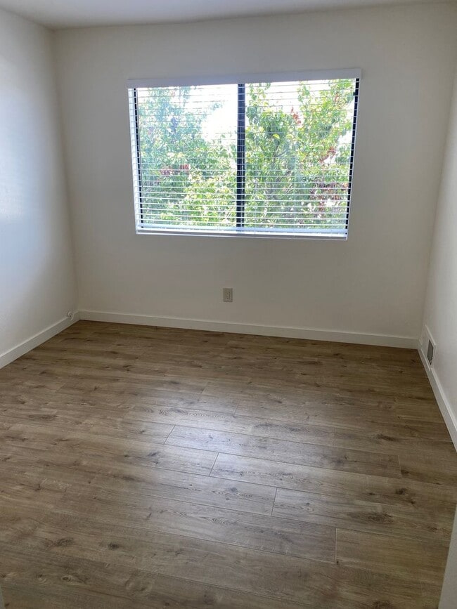 Building Photo - 2BR/2BA Upstairs Condo with Two-Car Garage
