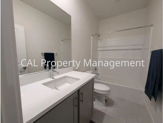 Building Photo - Beautiful 5 Bedroom Home in Hollister
