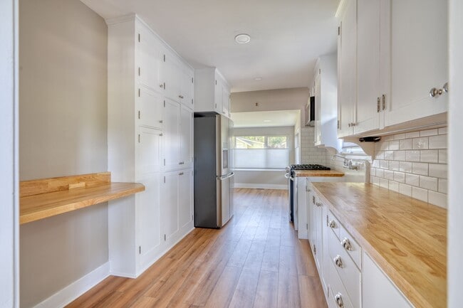 Building Photo - Charming remodeled craftsman blocks away f...