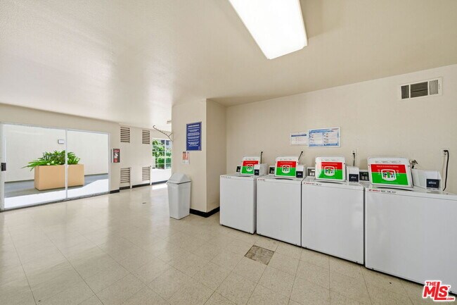 Building Photo - 5530 Owensmouth Ave