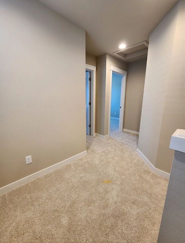 Building Photo - Must See Townhome Located in Ponderosa Ridge