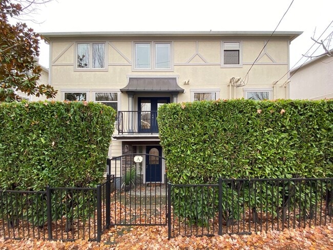 Building Photo - AVAILABLE NOW 3 BD 3.5 BA Townhome in Fremont