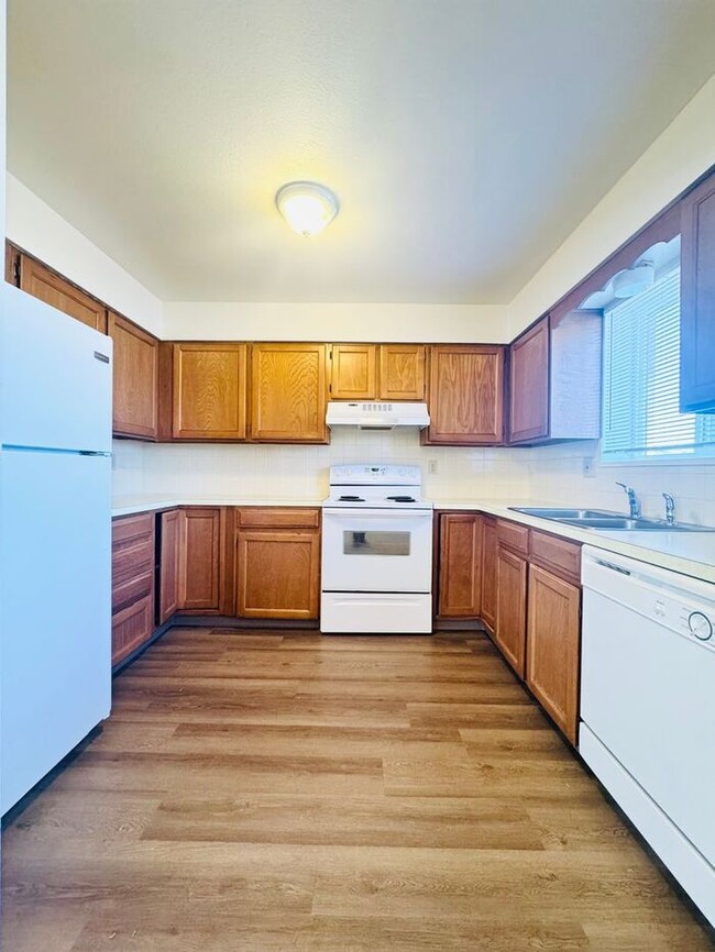 Building Photo - Fantastic, Bright 2 Bedroom 1 Bath Apartme...