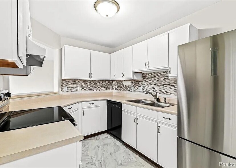 Building Photo - 213 Oakbrooke Dr