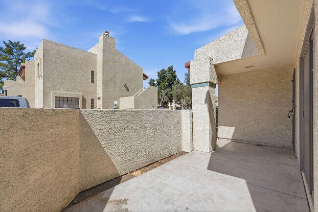 Building Photo - 2020 W Union Hills Dr