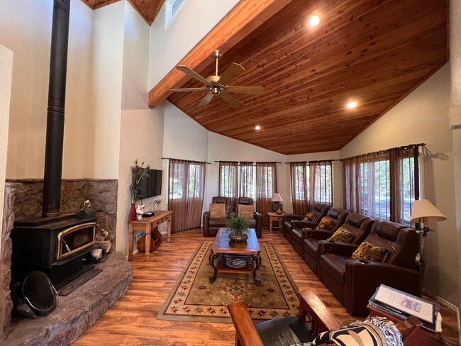 Building Photo - Move In Ready Gorgeous Home In The Country Club