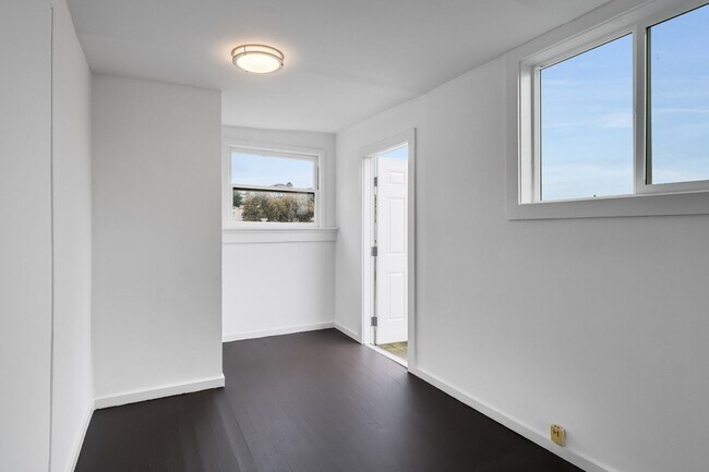 Building Photo - Newly remodeled top floor, pet friendly 1B...