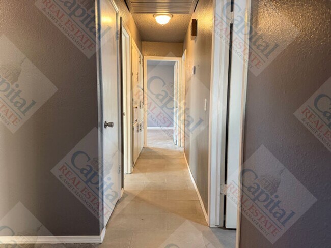 Building Photo - 804 Ranchoak Dr