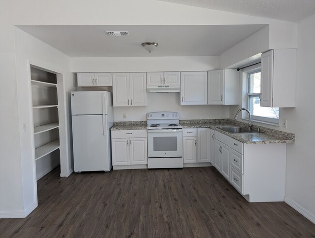 Building Photo - Crystal River 3/1 Duplex Available Near Wa...