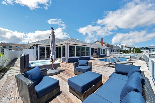 Building Photo - 347 Bay Ln