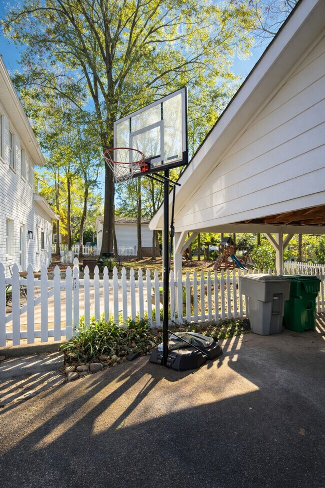 Building Photo - 7601 Bedfordshire Dr