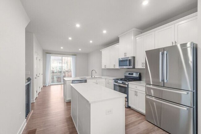 Building Photo - Stunning 3-Bedroom Townhouse in the Heart of South End!