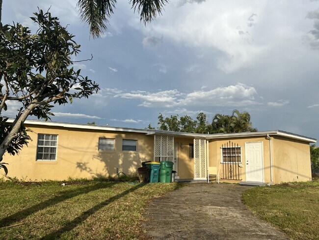 Primary Photo - Saltwater canal home