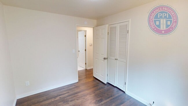 Building Photo - Lake Oswego - Single Level Ranch, Great Ne...