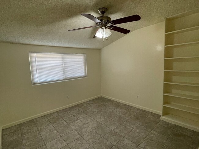 Building Photo - Apple Valley Home 4 Bedrooms, 2 Bathrooms,...