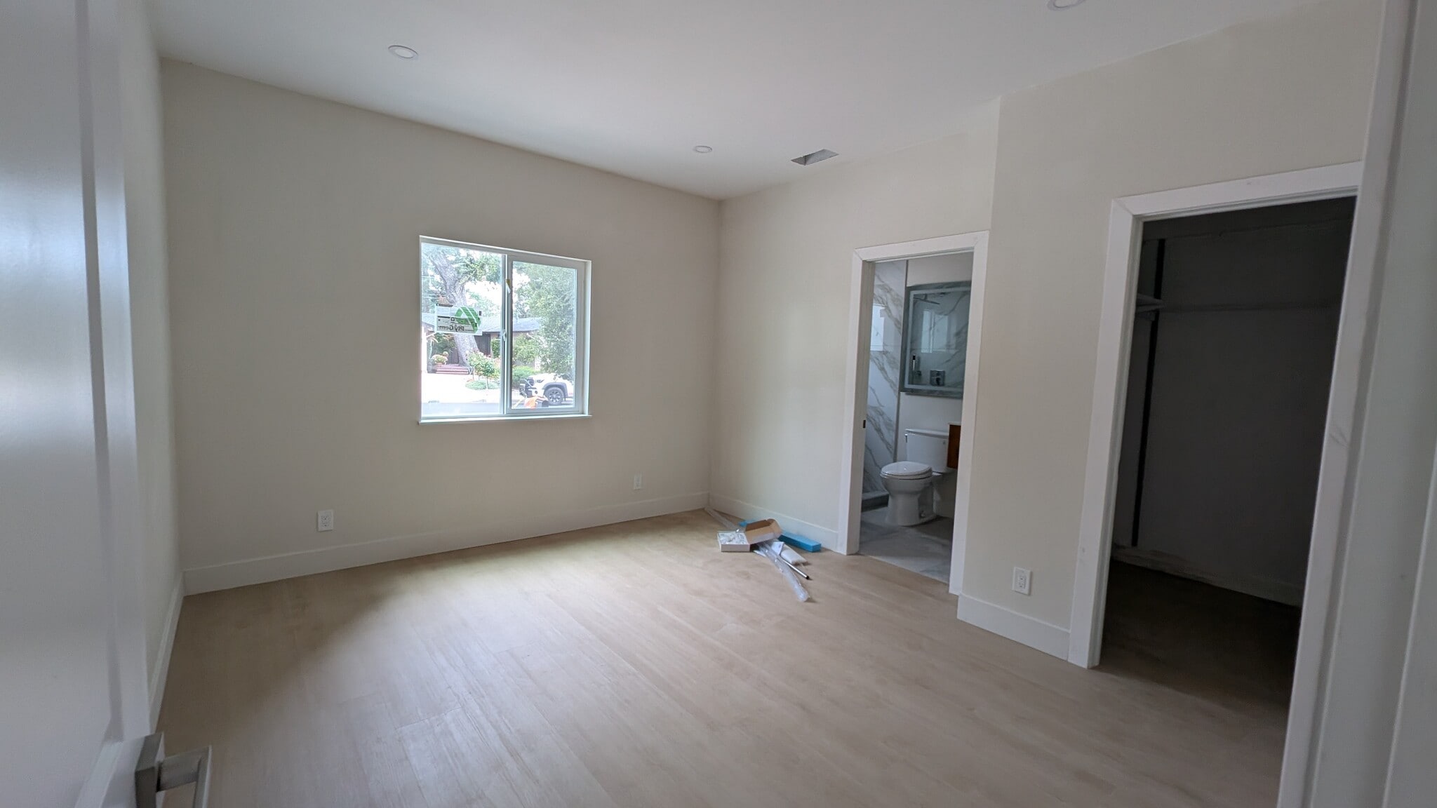 Master with walk-in closet and bathroom - 102 Loma Vista Ct