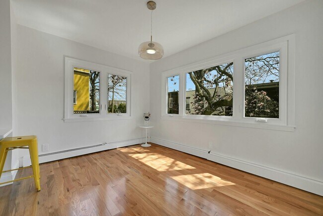 Building Photo - 158 Edgar St