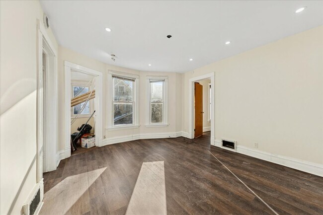 Building Photo - 2144 W Montrose Ave