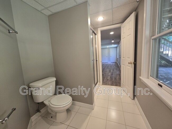 Building Photo - 1565 Old Barn Cir