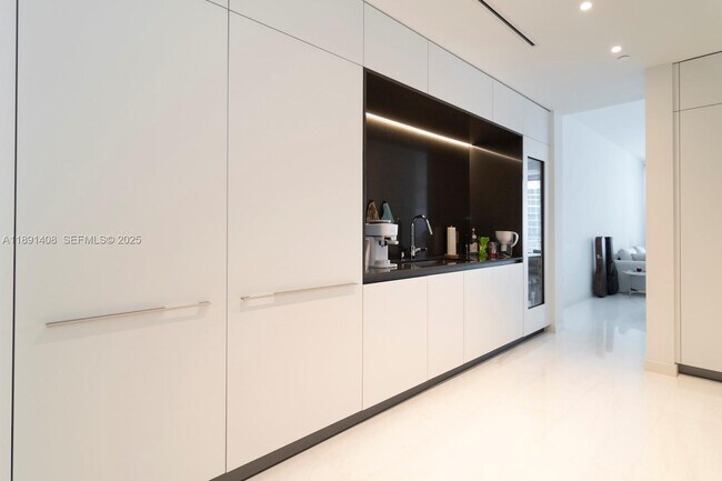 Building Photo - 300 Biscayne Blvd Way