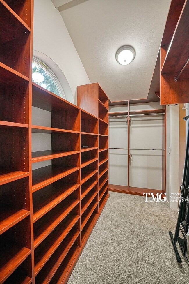 Building Photo - 3841 SE Madsen Ct