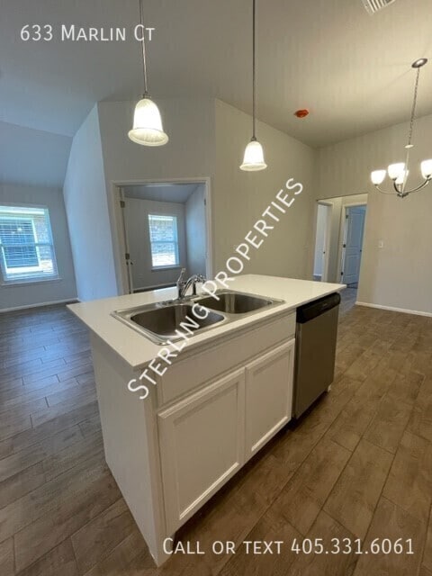 Building Photo - 633 Marlin Ct