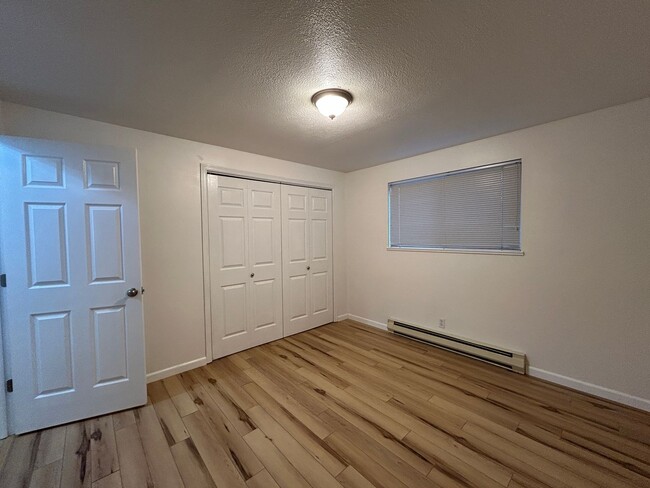 Building Photo - Recently Remodel 2 Bedroom / 1 Bathroom Du...