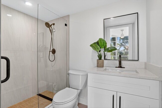 Building Photo - 2651 S Palm Aire Dr