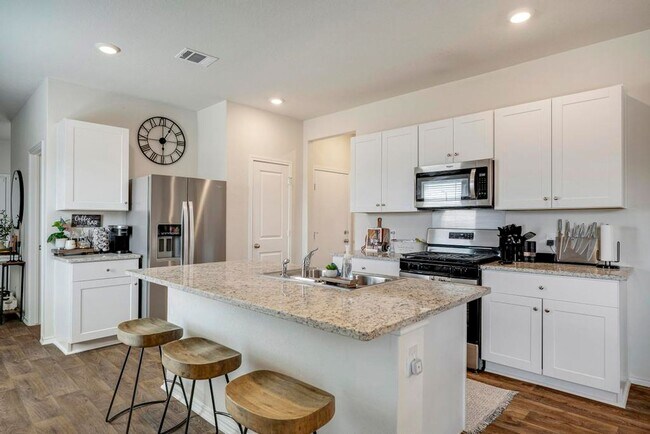 Building Photo - APPLEWOOD UNIT 1