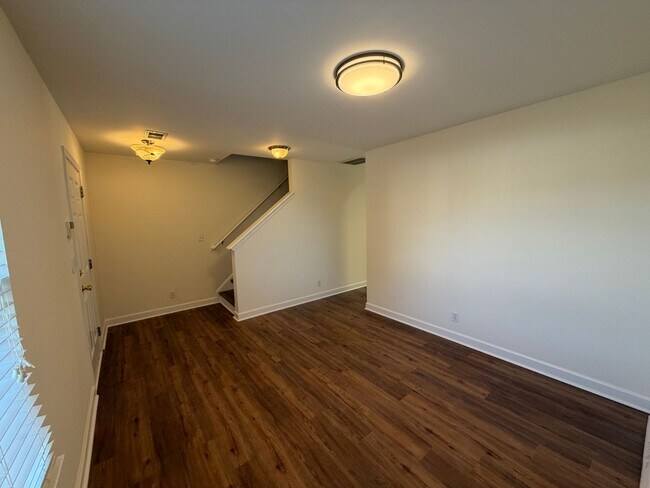 Building Photo - Available now! Great townhouse in convenient Denver, NC location