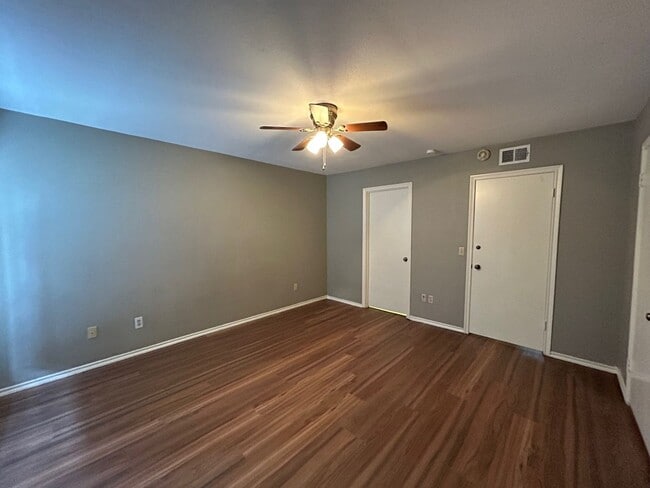 Building Photo - 2 BD/1.5 BATH MOVE IN NOVEMBER MINUTES FROM MCNAY ART MUSEUM!
