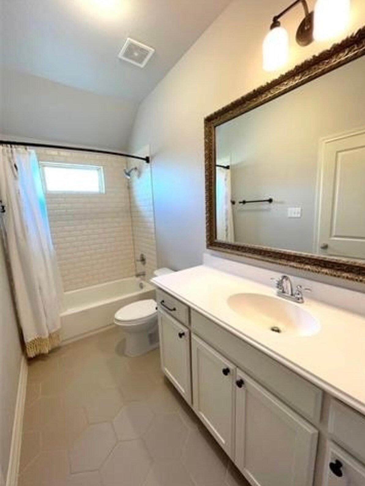 Building Photo - 560 Inwood St